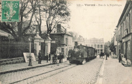 Vierzon * La Rue De La République * Train Locomotive * Ligne Chemin De Fer * Commerces Magasins - Vierzon