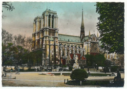 CPSM Dentelée 10.5 X 15 PARIS Notre-Dame Vue Du Square - Notre Dame De Paris