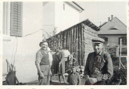 Anonymous Persons Souvenir Photo Social History Format Ca. 6 X 9 Cm Workers In The Yard - Anonymous Persons