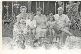 Anonymous Persons Souvenir Photo Social History Format Ca. 6 X 9 Cm Family In Yard - Anonymous Persons