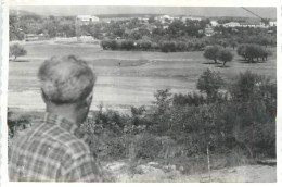 Anonymous Persons Souvenir Photo Social History Format Ca. 6 X 9 Cm Man And Panorama - Anonymous Persons