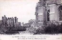 51 - Marne -  REIMS En Ruines -  La Cathedrale - La Tour Meridionale - Sur La Place Les Ruines De L Hotel Du Lion D Or - Reims
