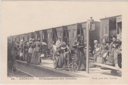 Lourdes, Débarquement Des Malades, Le Train Au Quai, Religieux - Sonstige & Ohne Zuordnung