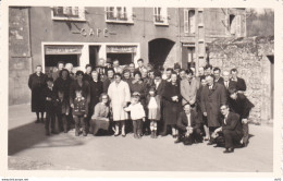 MORBIHAN BURY GUERN GROUPE DE PERSONNES DEVANT LE CAFE LE GALLO 1968 - Lieux