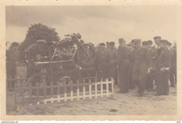 PRESENTATION MOTOCYCLETTE B.M.W DAVANT MILITAIRES FRANCAIS - Krieg, Militär
