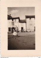 PUY DE DOME PONTGIBAUD CHRISTIANE JOUANT SUR LA PLACE CIRCA 1951 - Lieux