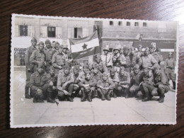 Yugoslav Peoples Army Unit Soldiers With Flag - Regiments