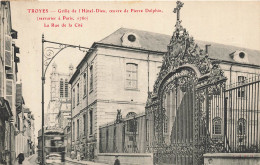 Troyes * Grille De L'hôtel Dieu , Oeuvre De Pierre Delphin * La Rue De La Cité * Tram Tramway - Troyes