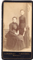 Photo CDV De Deux Jeune Fille élégante Posant Dans La Cour De Leurs Maison A Marseille - Oud (voor 1900)