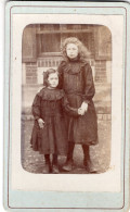 Photo CDV De Deux Jeune Fille élégante Posant Dans La Cour De Leurs Maison A Paris - Oud (voor 1900)