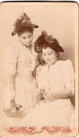 Photo CDV De Deux Jeune Fille élégante Posant Dans Un Studio Photo  A Saint-Servan - Oud (voor 1900)
