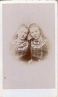 Photo CDV De Deux Jeune Fille élégante Posant Dans Un Studio Photo - Oud (voor 1900)