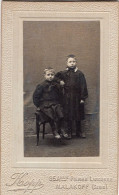 Photo CDV De Deux Jeune Fille élégante Posant Dans Un Studio Photo - Alte (vor 1900)