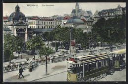 AK Wiesbaden, Strassenpartie Mit Kochbrunnen Und Strassenbahn Aus Der Vogelschau  - Tram
