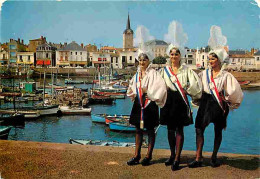 Folklore - Costumes - Vendée - Les Sables D'Olonne - Sablaises En Costume - Au Fond La Chaume - CPM - Voir Scans Recto-V - Costumes