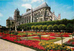 18 - Bourges - La Cathédrale Saint Etienne - Les Jardins De L'hôtel De Ville - Fleurs - CPM - Voir Scans Recto-Verso - Bourges