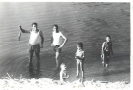 Anonymous Persons Souvenir Photo Social History Format Ca. 6 X 9 Cm Family Fishing 1963 - Anonymous Persons