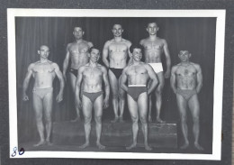 Photo Ancienne Homme Musclé Culturisme Culturiste Bodybuilder Slip De Bain Torse Nu - Otros & Sin Clasificación