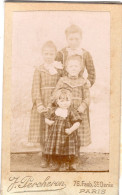 Photo CDV De Trois Jeune Fille Avec Une Petite Fille Posant Dans Un Studio Photo A Paris - Oud (voor 1900)