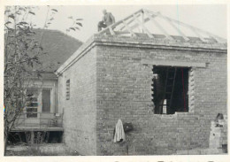 Anonymous Persons Souvenir Photo Social History Format Ca. 6 X 9 Cm House Under Construction - Anonyme Personen