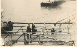 Anonymous Persons Souvenir Photo Social History Format Ca. 6 X 9 Cm Pontoon Deck - Anonyme Personen