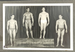 Photo Ancienne Homme Musclé Culturisme Culturiste Bodybuilder Slip De Bain Torse Nu - Autres & Non Classés