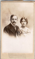 Photo CDV D'un Couple élégant Posant Dans Un Studio Photo A Chateauneuf - Oud (voor 1900)