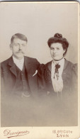 Photo CDV D'un Couple élégant Posant Dans Un Studio Photo A Lyon - Oud (voor 1900)