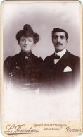 Photo CDV D'un Couple élégant Posant Dans Un Studio Photo A Voiron - Oud (voor 1900)