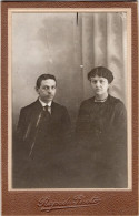 Photo CDV D'un Couple élégant Posant Dans Un Studio Photo - Oud (voor 1900)