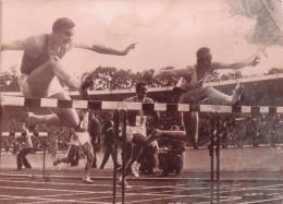 ATHLETISME 08/1961 STOCKHOLM  LE 110M HAIES AVEC DOHEN ET FORSSANDER PHOTO 18 X 13 CM - Sports