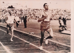 ATHLETISME 08/1959 OSLO MICHEL BERNARD REMPORTE LE 5000 METRES DEVANT TORGERSEN PHOTO 18 X 13 CM - Sport