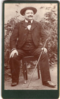 Photo CDV D'un Homme élégant  Posant Dans Sont Jardin - Alte (vor 1900)