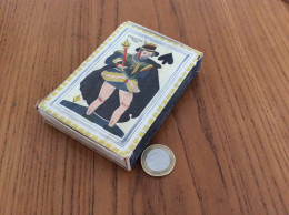 Boîte D'allumettes SEITA Format (10,5x7,3x2cm) Série LES CARTES A JOUER "CONSTANTINI (roi De Pique)" - Boites D'allumettes