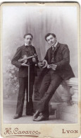 Photo CDV D'un Homme élégant Avec Un Jeune Garcon Et Des Instrument De Musique Dans Un Studio Photo A Lyon - Oud (voor 1900)