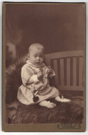 Fotografie J. Axer, Köszeg, Király Ut. 27, Baby Im Bestickten Kleidchen Auf Einem Fell  - Anonyme Personen