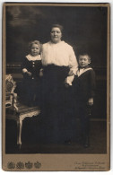 Fotografie Oscar Tellgmann, Eschwege, Mutter In Weisser Bluse Mit Zwei Kleinen Jungen In Matrosenanzügen  - Anonyme Personen