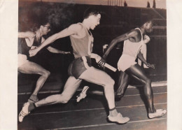 ATHLETISME 10/1959 A ROME LA FRANCE REMPORTE LE 4X100M DELACOUR DAVID GENEVAY ET SEYE PHOTO 18 X 13 CM - Sport