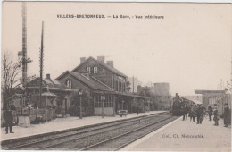 SOMME - VILLERS BRETONNEUX - La Gare - Vue Intérieure   ( Avec Train Et Voyageurs ) - Villers Bretonneux