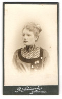 Fotografie R. Schiewek, Nordhausen, Töpferstr. 1, Junge Dame Mit Hochsteckfrisur Und Kragenbrosche  - Anonymous Persons