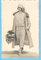 Carte-Photo  Signée-Paul Favresse-Belgique-+/-1925-S.M.Elisabeth, Reine Des Belges-Manteau-Robe-Chapeau -Mode-Fleurs - Mode