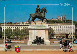 69 - Lyon - Place Bellecour - Statue équestre De Louis XIV - Notre Dame De Fourvière - Blasons - CPM - Voir Scans Recto- - Autres & Non Classés