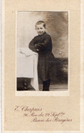 Photo CDV D'un Jeune Garcon  Posant Dans Un Studio Photo A Bécon-les-Bruyères - Anciennes (Av. 1900)