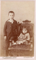 Photo CDV D'un Jeune Garcon Avec Une Petite Fille Posant Dans Un Studio Photo A Strasbourg - Oud (voor 1900)