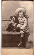 Photo CDV D'un Jeune Garcon élégant Avec Sont Chien Posant Dans Un Studio Photo A St-Omer - Oud (voor 1900)