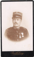 Photo CDV D'un Officier Francais Décorer Posant Dans Un Studio Hoto A Epinal - Anciennes (Av. 1900)