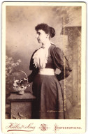 Photo Hellis & Sons, London, 211 /213 Regent Street, Junge Frau Im Taillierten Kleid Mit Einem Korb Blumen  - Anonymous Persons