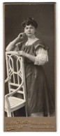 Fotografie Oskar Goetze, Königsberg I. Pr., Weissgerberstr. 22a, Junge Frau Im Eleganten Kleid über Einer Rüschenbl  - Anonyme Personen