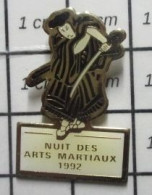 912c Pin's Pins / Beau Et Rare / SPORTS /  ARTS MARTIAUX NUIT 1992 SAMOURAI - Judo