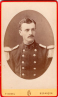 Photo CDV D'un Officier Francais Du 7 éme Régiment  D'infanterie  Posant Dans Un Studio Photo A Besancon - Alte (vor 1900)